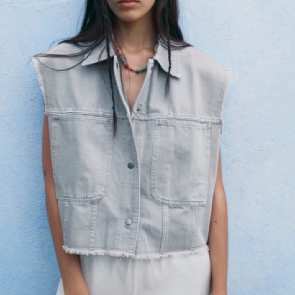 Sleeveless Frayed Hem Denim Vest - Light Gray